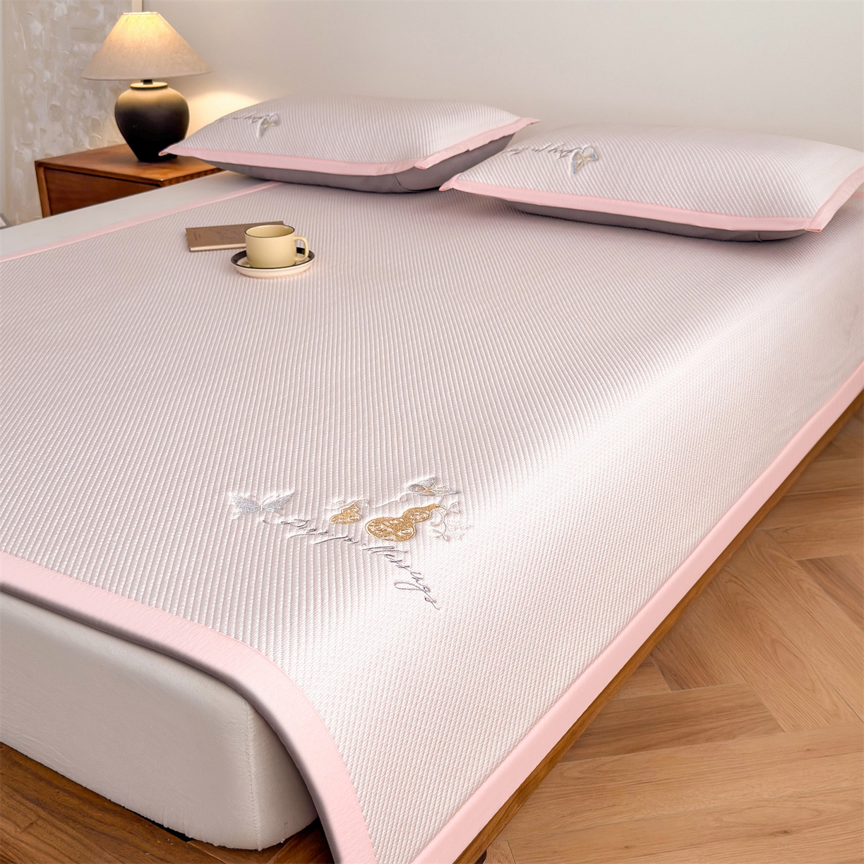 91家纺网 家纺一手货源 找家纺 卡初家居（原微来） 2026春夏新款5A抗菌PE提花凉感席凉席席子-蝶舞福禄系列 蝶舞福禄-粉（床席款）