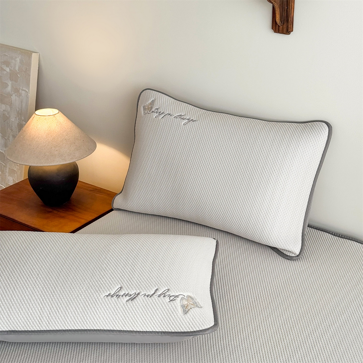 91家纺网 家纺一手货源 找家纺 卡初家居（原微来） 2026春夏新款5A抗菌PE提花凉感席凉席席子-蝶舞福禄系列 蝶舞福禄-咖（床笠款）