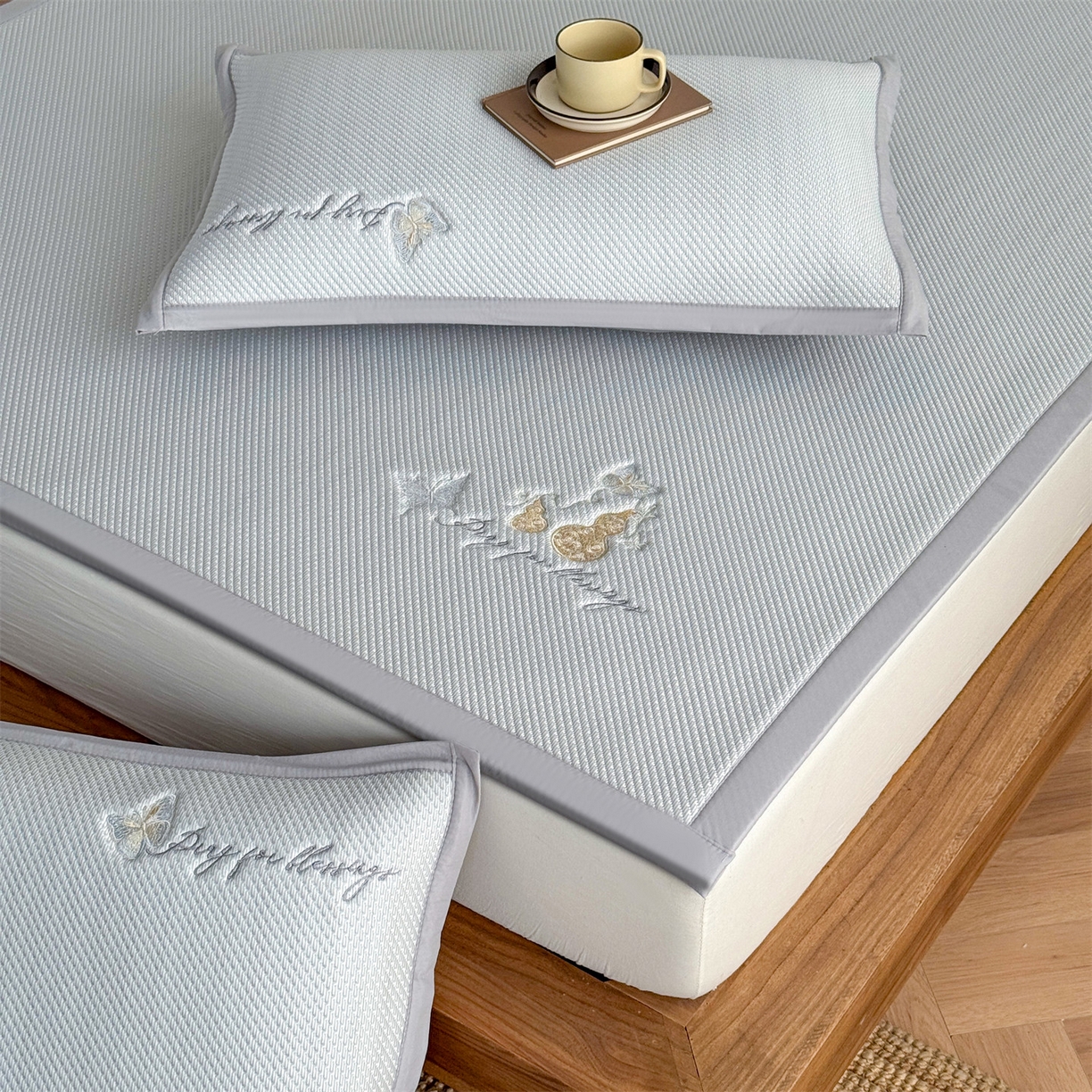 91家纺网 家纺一手货源 找家纺 卡初家居（原微来） 2026春夏新款5A抗菌PE提花凉感席凉席席子-蝶舞福禄系列 蝶舞福禄-灰（床席款）