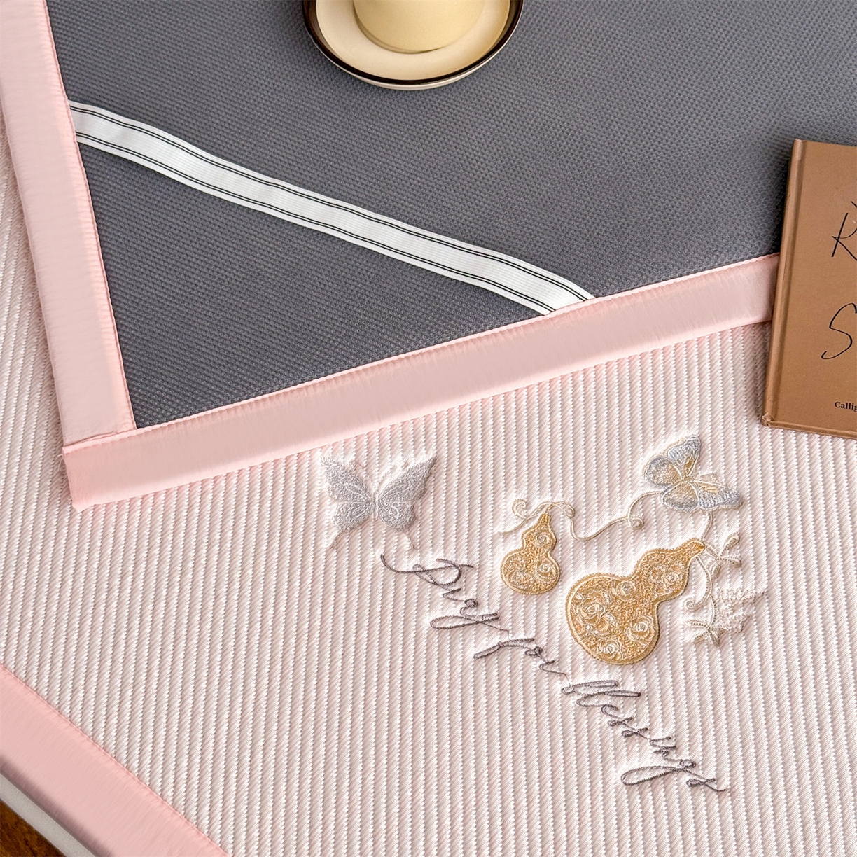 91家纺网 家纺一手货源 找家纺 卡初家居（原微来） 2026春夏新款5A抗菌PE提花凉感席凉席席子-蝶舞福禄系列 蝶舞福禄-粉（床席款）