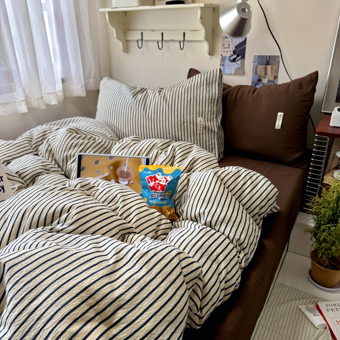 91家纺网 家纺一手货源 找家纺 阿曼达 2026春夏新款简约美式条纹混搭四件套 美式休闲-米黄棕