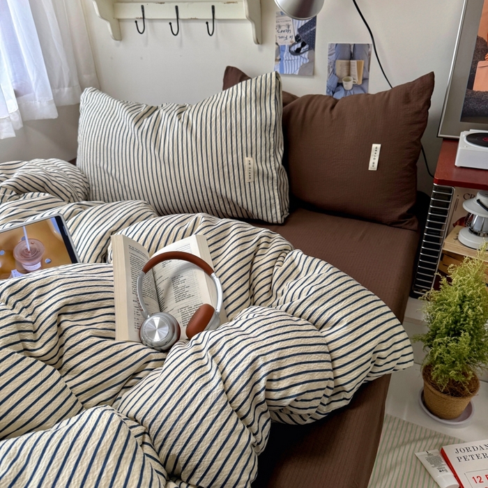 91家纺网 家纺一手货源 找家纺 阿曼达 2026春夏新款简约美式条纹混搭四件套 美式休闲-米黄棕