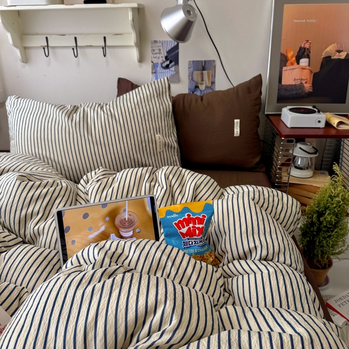 91家纺网 家纺一手货源 找家纺 阿曼达 2026春夏新款简约美式条纹混搭四件套 美式休闲-米黄棕