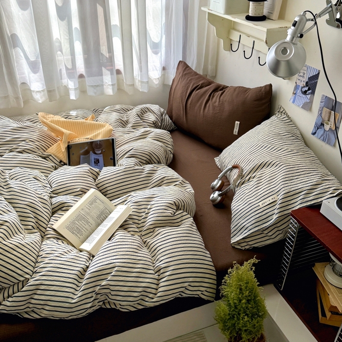 91家纺网 家纺一手货源 找家纺 阿曼达 2026春夏新款简约美式条纹混搭四件套 美式休闲-米黄棕