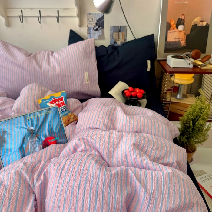 91家纺网 家纺一手货源 找家纺 阿曼达 2026春夏新款简约美式条纹混搭四件套 美式休闲-浅粉条