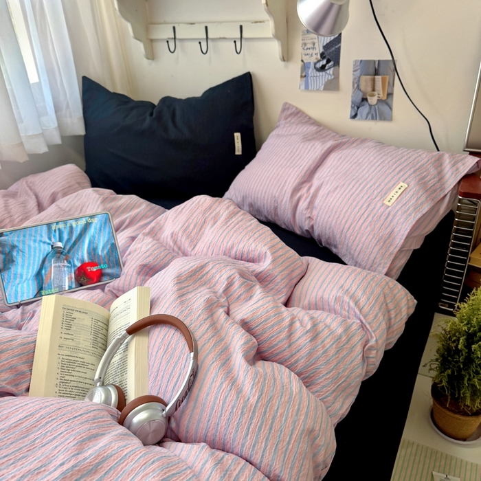 91家纺网 家纺一手货源 找家纺 阿曼达 2026春夏新款简约美式条纹混搭四件套 美式休闲-浅粉条