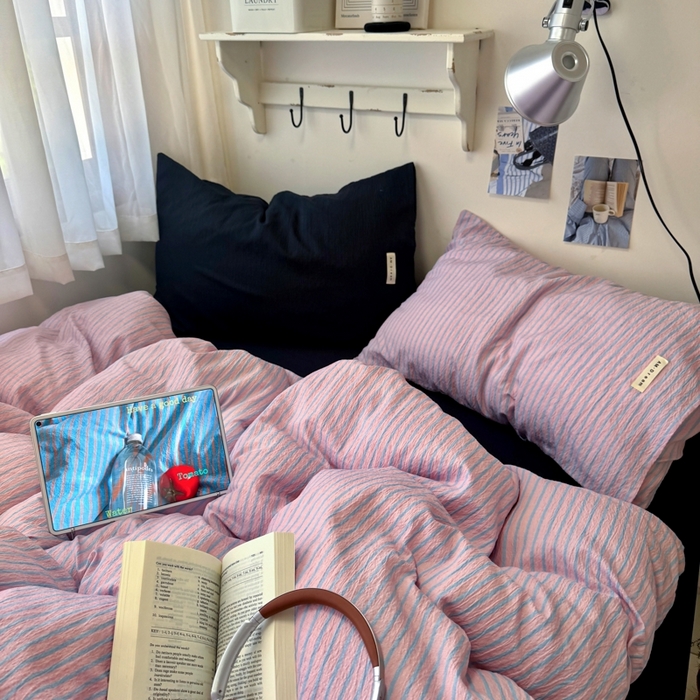 91家纺网 家纺一手货源 找家纺 阿曼达 2026春夏新款简约美式条纹混搭四件套 美式休闲-浅粉条