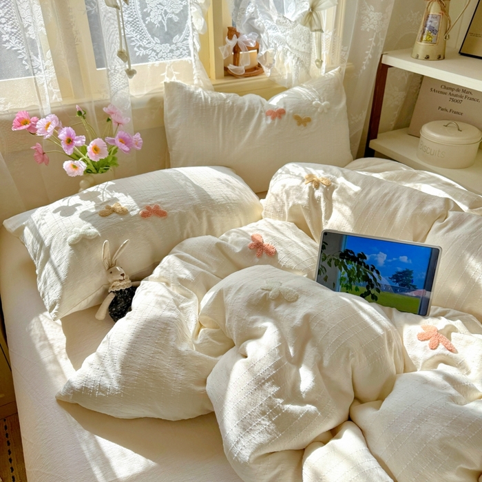 91家纺网 家纺一手货源 找家纺 阿曼达 2026春夏新款简约素色毛巾绣亚麻风纯色四件套 法式麻-软萌蝶