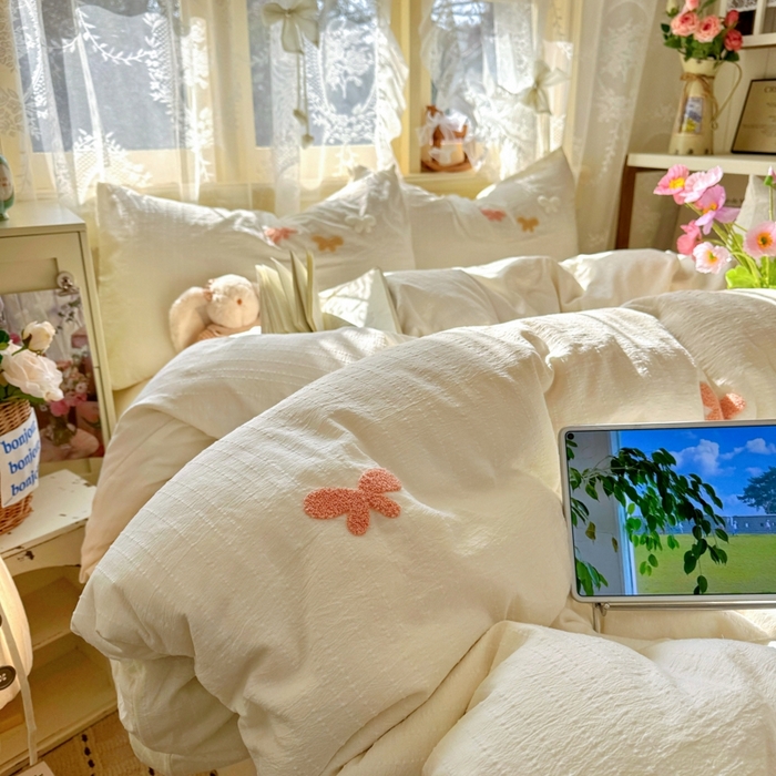 91家纺网 家纺一手货源 找家纺 阿曼达 2026春夏新款简约素色毛巾绣亚麻风纯色四件套 法式麻-软萌蝶