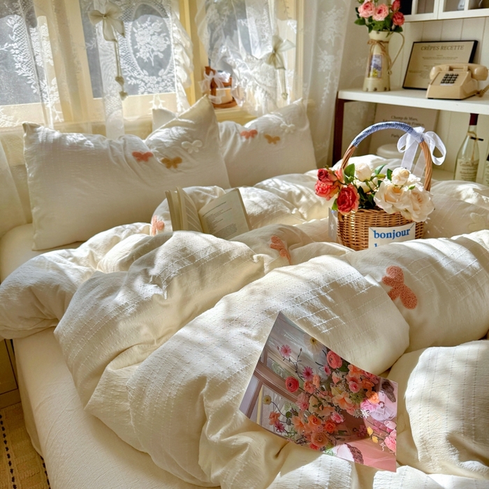 91家纺网 家纺一手货源 找家纺 阿曼达 2026春夏新款简约素色毛巾绣亚麻风纯色四件套 法式麻-软萌蝶