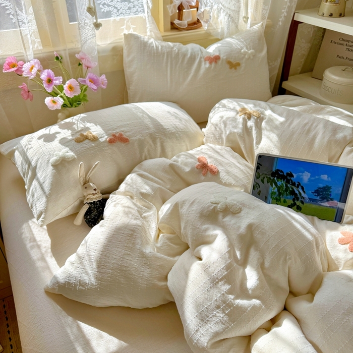 91家纺网 家纺一手货源 找家纺 阿曼达 2026春夏新款简约素色毛巾绣亚麻风纯色四件套 法式麻-软萌蝶