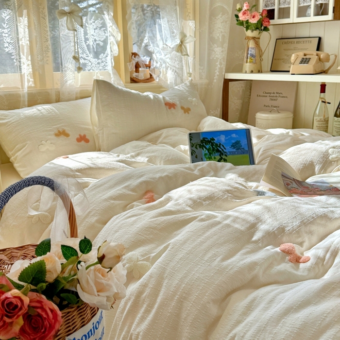 91家纺网 家纺一手货源 找家纺 阿曼达 2026春夏新款简约素色毛巾绣亚麻风纯色四件套 法式麻-软萌蝶