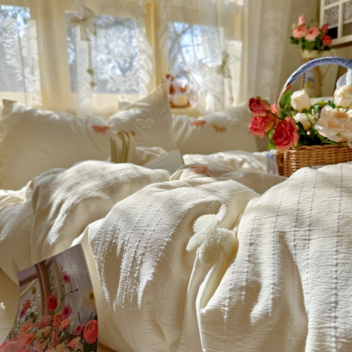 91家纺网 家纺一手货源 找家纺 阿曼达 2026春夏新款简约素色毛巾绣亚麻风纯色四件套 法式麻-软萌蝶