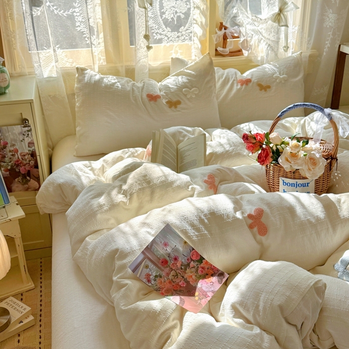 91家纺网 家纺一手货源 找家纺 阿曼达 2026春夏新款简约素色毛巾绣亚麻风纯色四件套 法式麻-软萌蝶