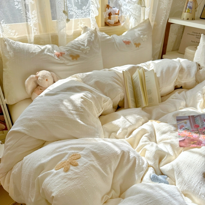 91家纺网 家纺一手货源 找家纺 阿曼达 2026春夏新款简约素色毛巾绣亚麻风纯色四件套 法式麻-软萌蝶