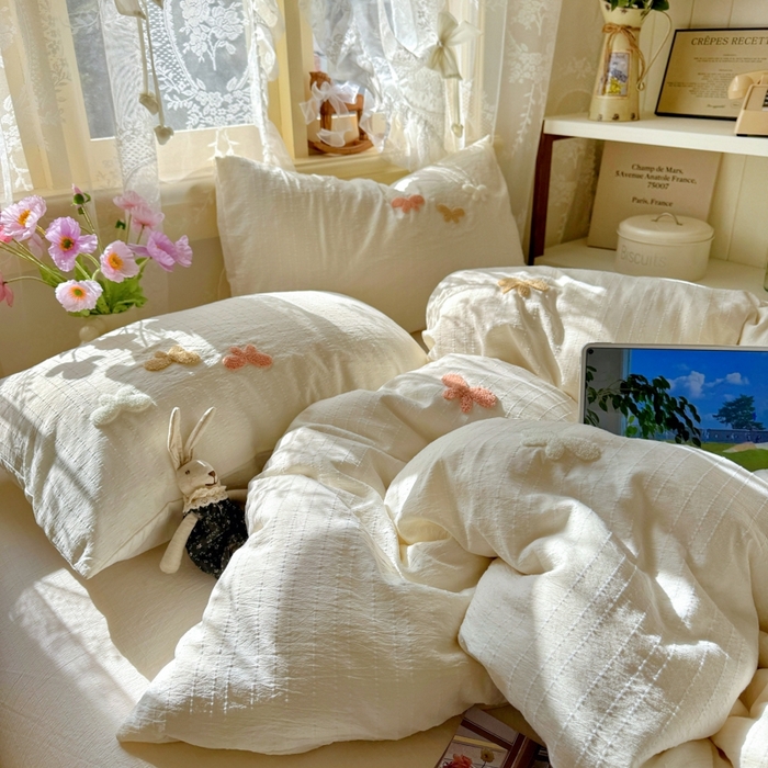 91家纺网 家纺一手货源 找家纺 阿曼达 2026春夏新款简约素色毛巾绣亚麻风纯色四件套 法式麻-软萌蝶