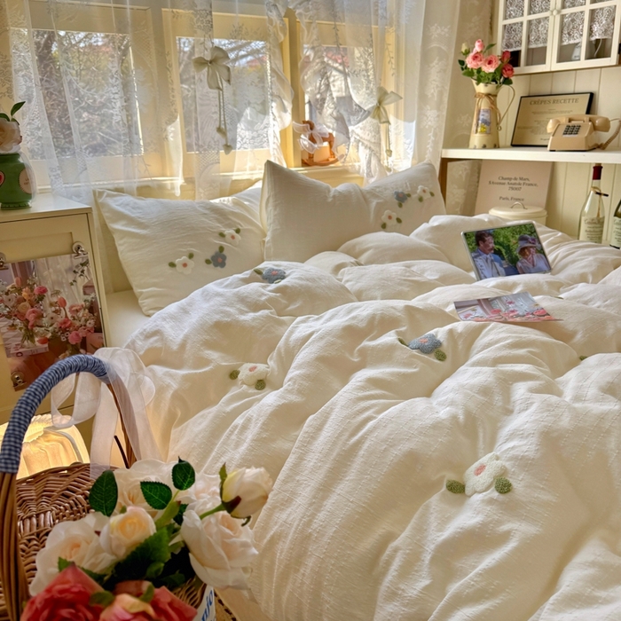 91家纺网 家纺一手货源 找家纺 阿曼达 2026春夏新款简约素色毛巾绣亚麻风纯色四件套 法式麻-小花绣