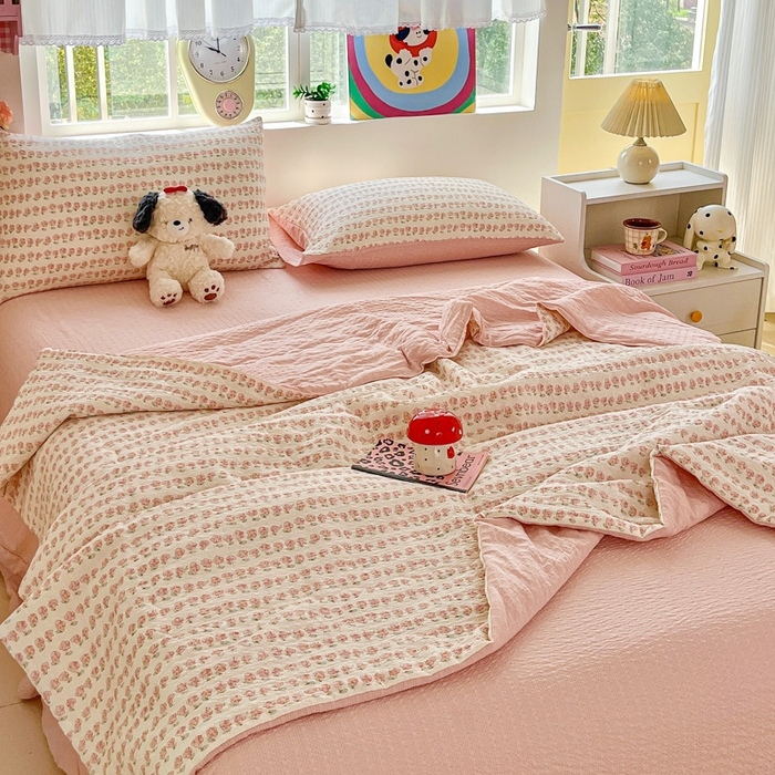 91家纺网 家纺一手货源 找家纺 利禾家纺 2026春夏新款泡芙纱简约四件套夏被四件套夏凉被空调被 花海-简约