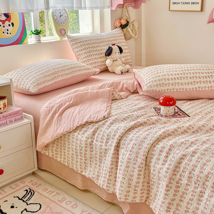 91家纺网 家纺一手货源 找家纺 利禾家纺 2026春夏新款泡芙纱简约四件套夏被四件套夏凉被空调被 花海-简约