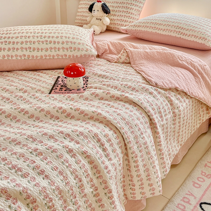 91家纺网 家纺一手货源 找家纺 利禾家纺 2026春夏新款泡芙纱简约四件套夏被四件套夏凉被空调被 花海-简约