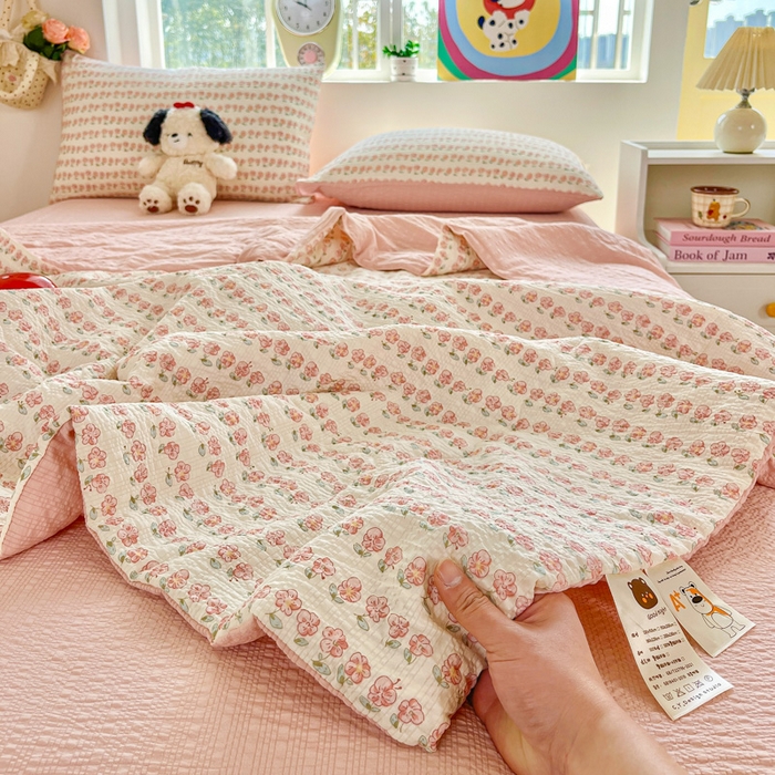 91家纺网 家纺一手货源 找家纺 利禾家纺 2026春夏新款泡芙纱简约四件套夏被四件套夏凉被空调被 花海-简约
