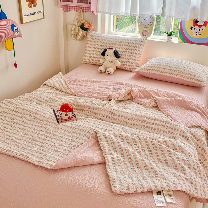 91家纺网 家纺一手货源 找家纺 利禾家纺 2026春夏新款泡芙纱简约四件套夏被四件套夏凉被空调被 花海-简约