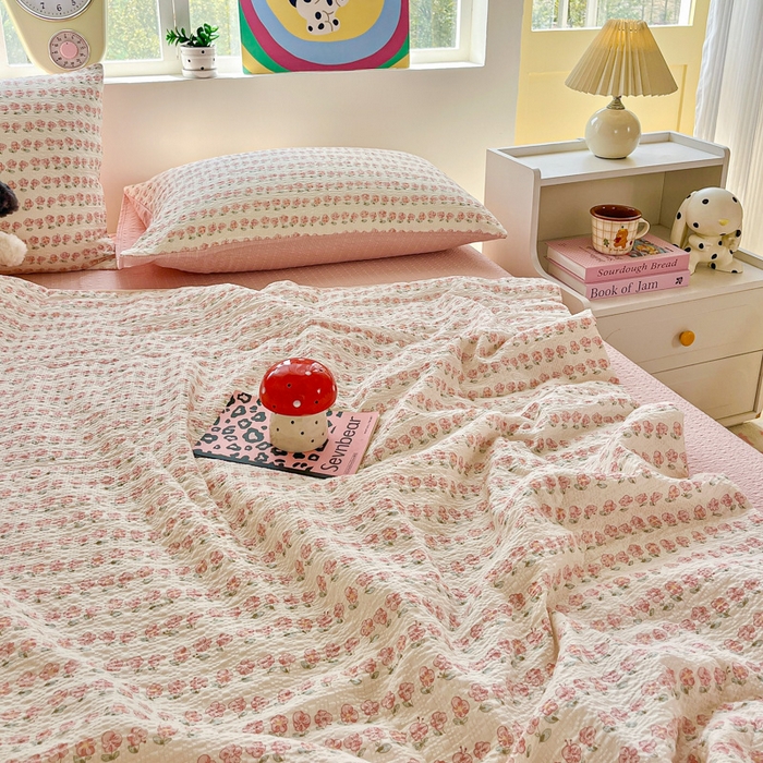 91家纺网 家纺一手货源 找家纺 利禾家纺 2026春夏新款泡芙纱简约四件套夏被四件套夏凉被空调被 花海-简约