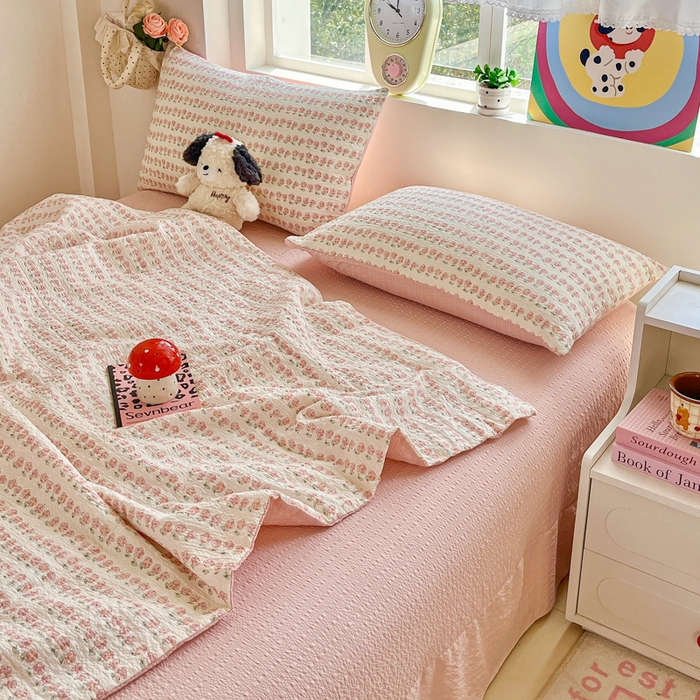 91家纺网 家纺一手货源 找家纺 利禾家纺 2026春夏新款泡芙纱简约四件套夏被四件套夏凉被空调被 花海-简约