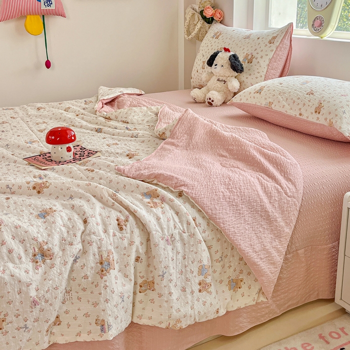 91家纺网 家纺一手货源 找家纺 利禾家纺 2026春夏新款泡芙纱简约四件套夏被四件套夏凉被空调被 生日熊-简约