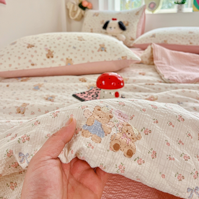 91家纺网 家纺一手货源 找家纺 利禾家纺 2026春夏新款泡芙纱简约四件套夏被四件套夏凉被空调被 生日熊-简约