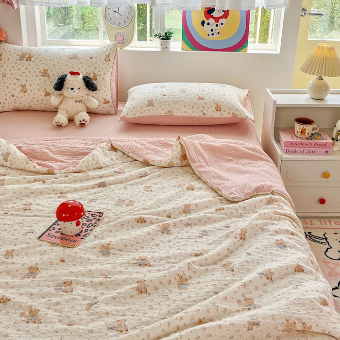 91家纺网 家纺一手货源 找家纺 利禾家纺 2026春夏新款泡芙纱简约四件套夏被四件套夏凉被空调被 生日熊-简约