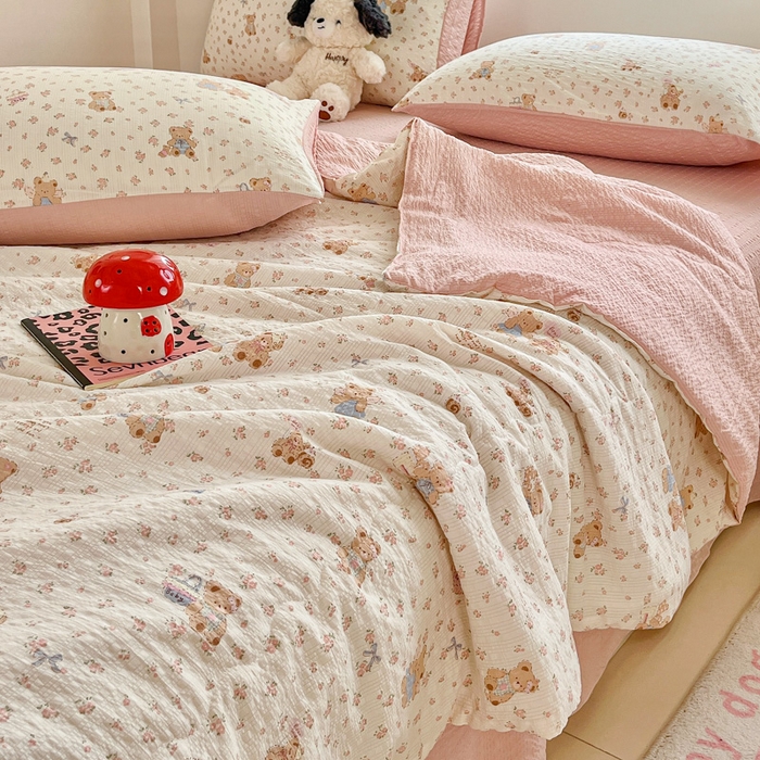 91家纺网 家纺一手货源 找家纺 利禾家纺 2026春夏新款泡芙纱简约四件套夏被四件套夏凉被空调被 生日熊-简约