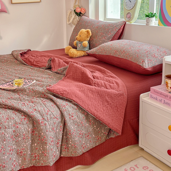 91家纺网 家纺一手货源 找家纺 利禾家纺 2026春夏新款泡芙纱简约四件套夏被四件套夏凉被空调被 胭脂-简约