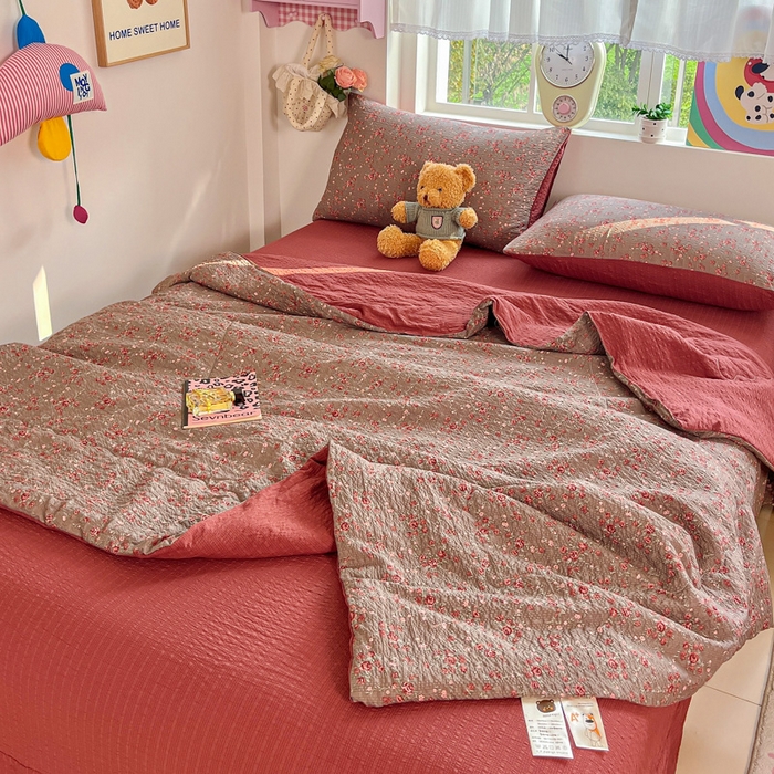 91家纺网 家纺一手货源 找家纺 利禾家纺 2026春夏新款泡芙纱简约四件套夏被四件套夏凉被空调被 胭脂-简约