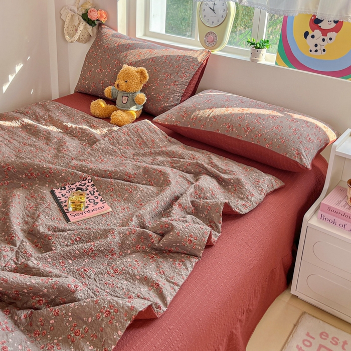 91家纺网 家纺一手货源 找家纺 利禾家纺 2026春夏新款泡芙纱简约四件套夏被四件套夏凉被空调被 胭脂-简约