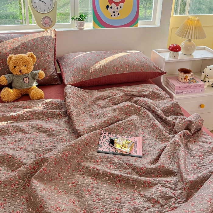 91家纺网 家纺一手货源 找家纺 利禾家纺 2026春夏新款泡芙纱简约四件套夏被四件套夏凉被空调被 胭脂-简约