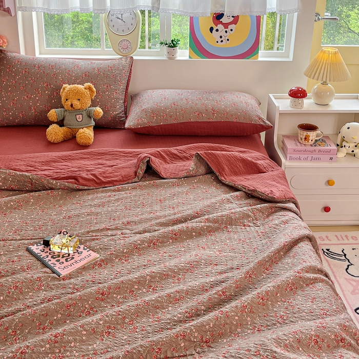 91家纺网 家纺一手货源 找家纺 利禾家纺 2026春夏新款泡芙纱简约四件套夏被四件套夏凉被空调被 胭脂-简约