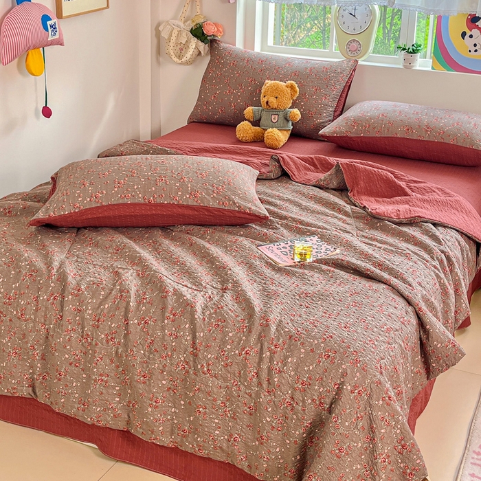 91家纺网 家纺一手货源 找家纺 利禾家纺 2026春夏新款泡芙纱简约四件套夏被四件套夏凉被空调被 胭脂-简约