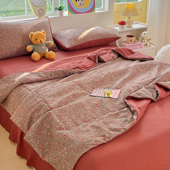 91家纺网 家纺一手货源 找家纺 利禾家纺 2026春夏新款泡芙纱简约四件套夏被四件套夏凉被空调被 胭脂-简约