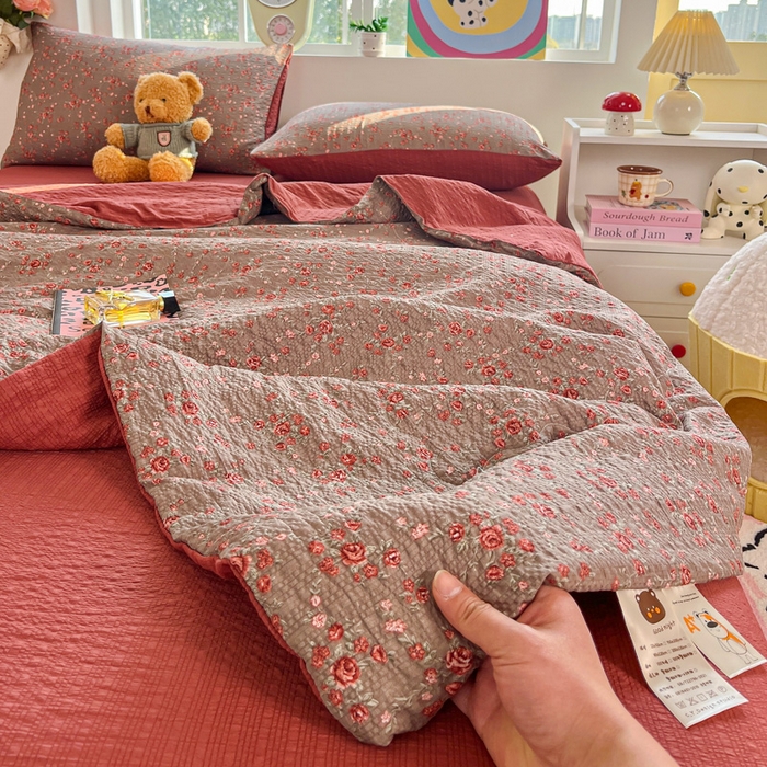 91家纺网 家纺一手货源 找家纺 利禾家纺 2026春夏新款泡芙纱简约四件套夏被四件套夏凉被空调被 胭脂-简约