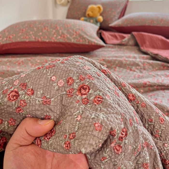 91家纺网 家纺一手货源 找家纺 利禾家纺 2026春夏新款泡芙纱简约四件套夏被四件套夏凉被空调被 胭脂-简约