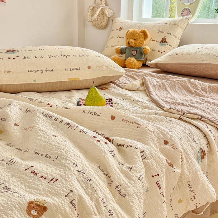 91家纺网 家纺一手货源 找家纺 利禾家纺 2026春夏新款泡芙纱简约四件套夏被四件套夏凉被空调被 英文熊-简约