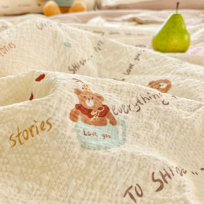 91家纺网 家纺一手货源 找家纺 利禾家纺 2026春夏新款泡芙纱简约四件套夏被四件套夏凉被空调被 英文熊-简约