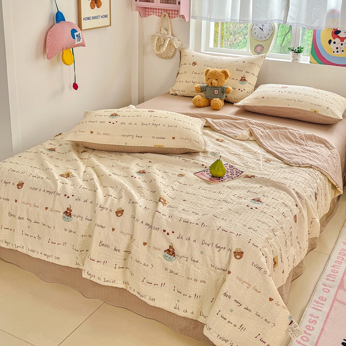 91家纺网 家纺一手货源 找家纺 利禾家纺 2026春夏新款泡芙纱简约四件套夏被四件套夏凉被空调被 英文熊-简约