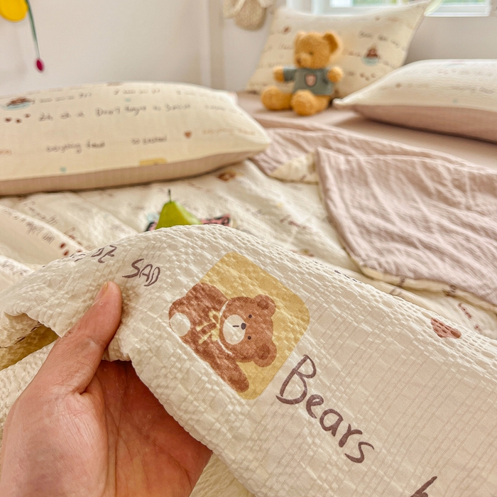 91家纺网 家纺一手货源 找家纺 利禾家纺 2026春夏新款泡芙纱简约四件套夏被四件套夏凉被空调被 英文熊-简约