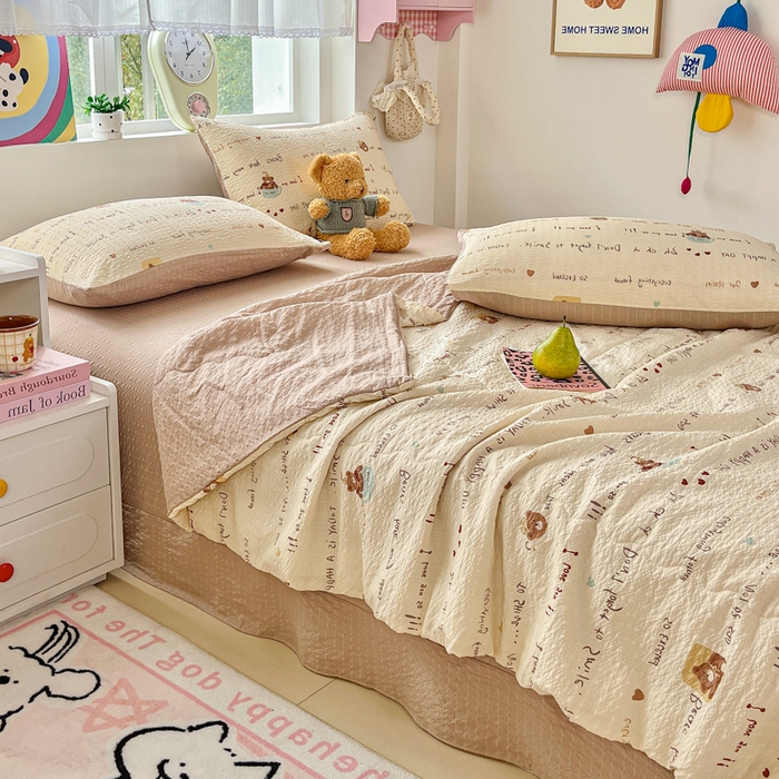 91家纺网 家纺一手货源 找家纺 利禾家纺 2026春夏新款泡芙纱简约四件套夏被四件套夏凉被空调被 英文熊-简约