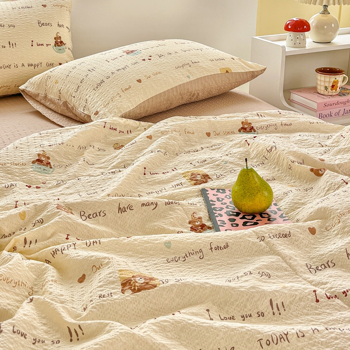 91家纺网 家纺一手货源 找家纺 利禾家纺 2026春夏新款泡芙纱简约四件套夏被四件套夏凉被空调被 英文熊-简约