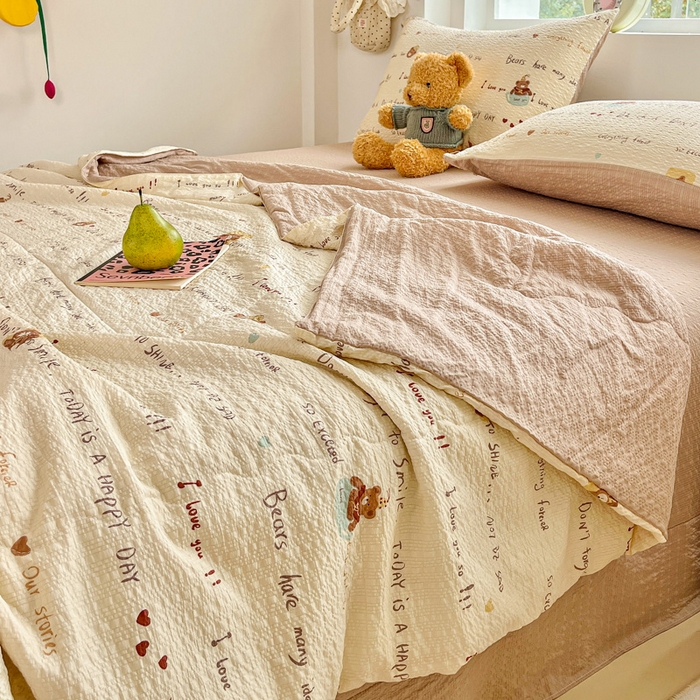 91家纺网 家纺一手货源 找家纺 利禾家纺 2026春夏新款泡芙纱简约四件套夏被四件套夏凉被空调被 英文熊-简约