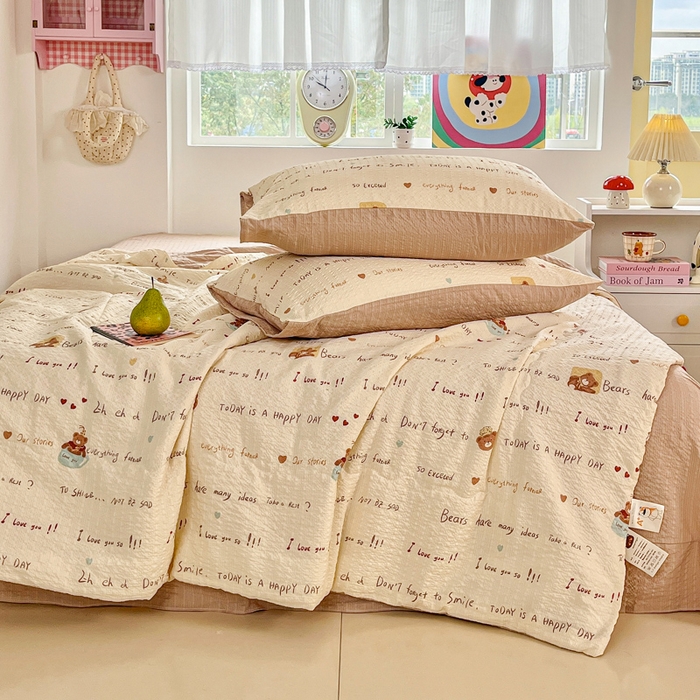 91家纺网 家纺一手货源 找家纺 利禾家纺 2026春夏新款泡芙纱简约四件套夏被四件套夏凉被空调被 英文熊-简约