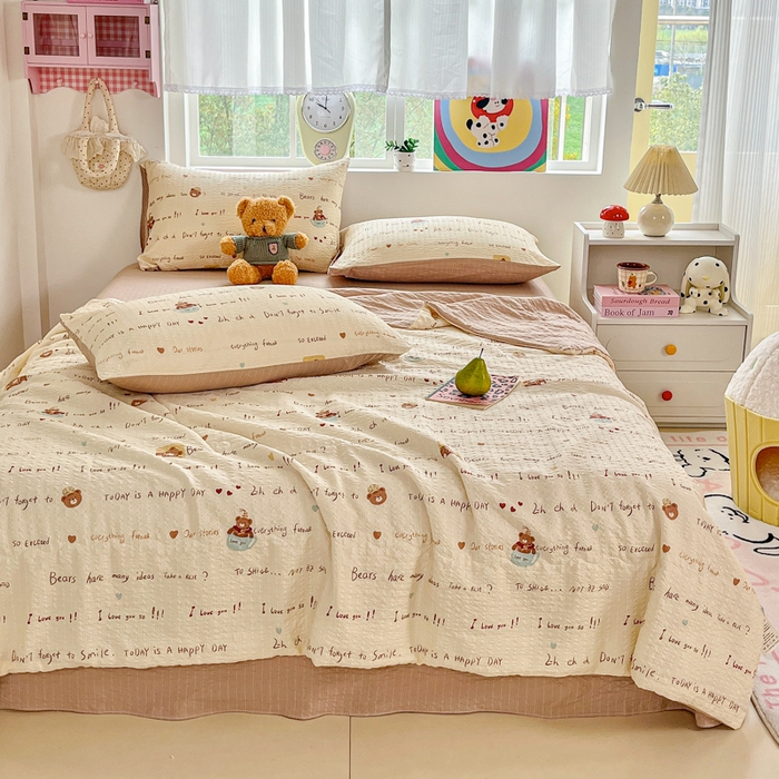 91家纺网 家纺一手货源 找家纺 利禾家纺 2026春夏新款泡芙纱简约四件套夏被四件套夏凉被空调被 英文熊-简约